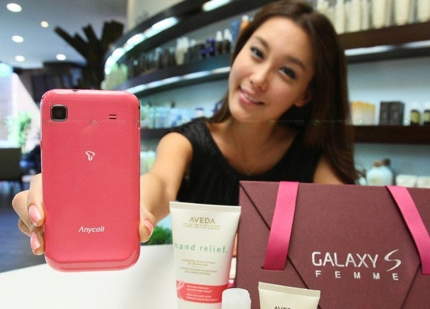 Keep you skin clear with the Samsung Galaxy S Femme bundle