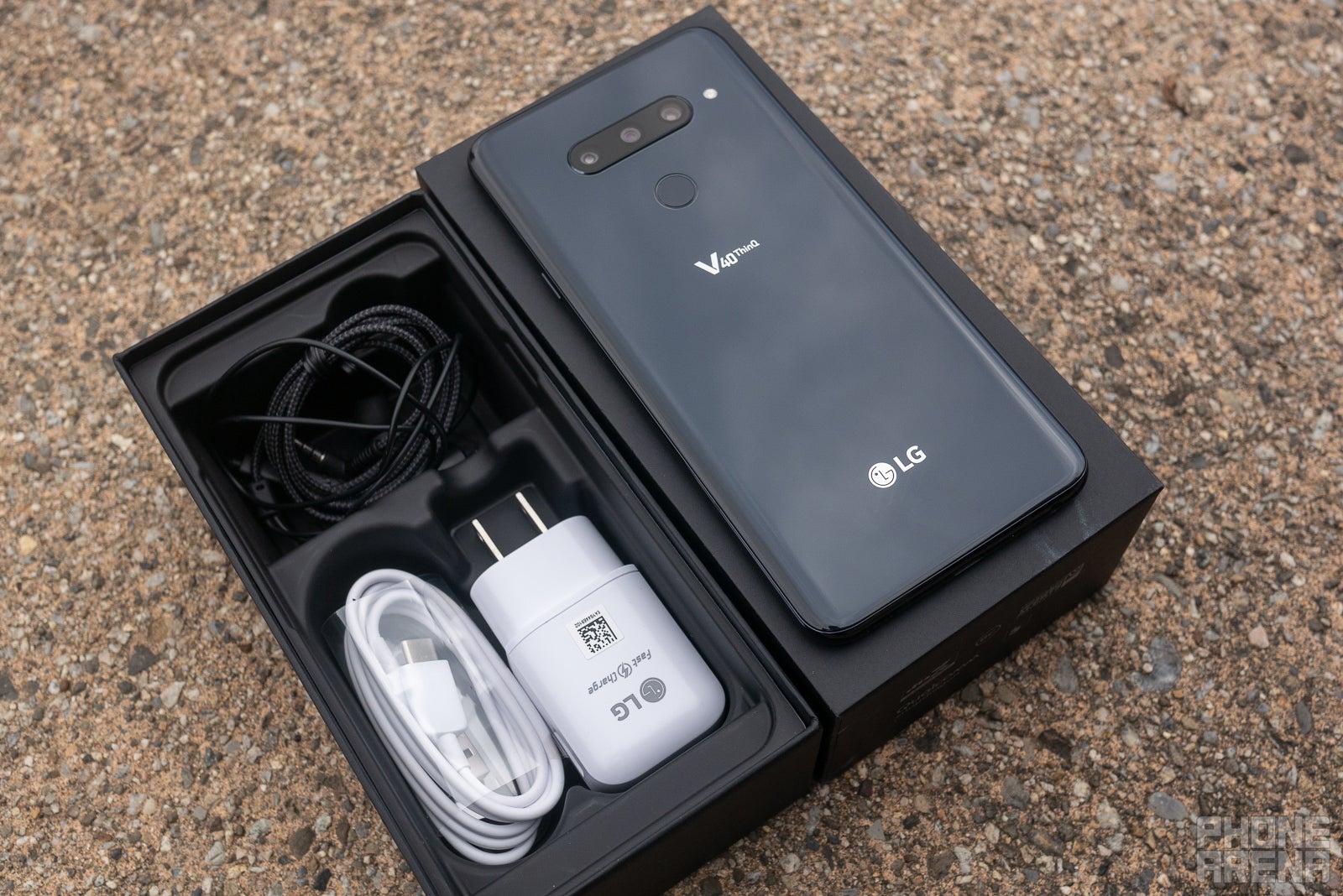 LG V40 ThinQ Unboxing and First Look: Three cameras, triple the fun