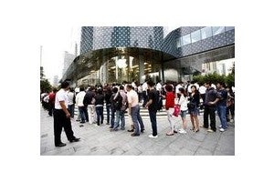 Apple's retail store in Shanghai is mobbed - China Unicom halts iPhone 4 pre-orders after more than 200,000 units are ordered
