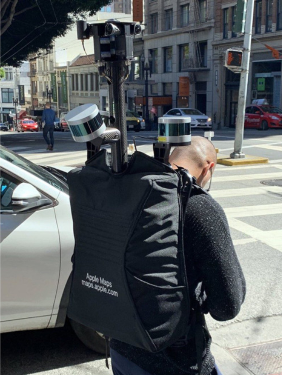 Carrying a special backpack, Apple employee surveys the streets of San Francisco - Apple has started collecting data for Maps on foot using a specially equipped backpack