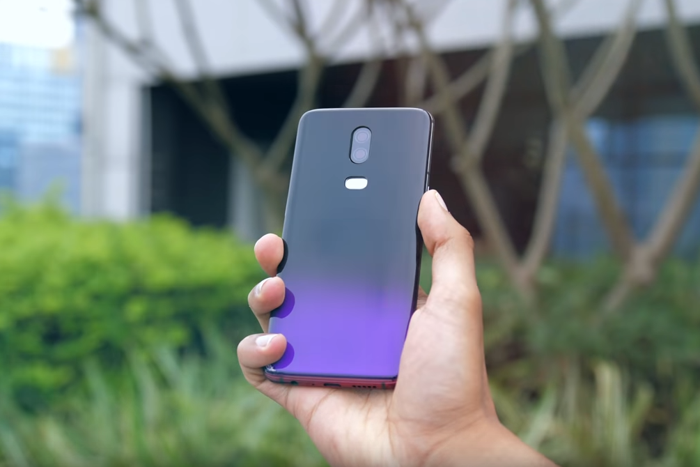 OnePlus 6 prototype in purple. Could the finish become official with the OnePlus 6T? Image courtesy of Mrwhosetheboss - OnePlus 6T &quot;Thunder Purple&quot; variant could be real, here&#039;s what it might look like