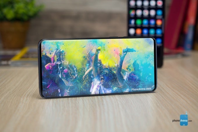 This would have been so much better, but alas, it&#039;s not possible yet. - Don&#039;t worry, you will be able to hide the Galaxy S10 camera hole during video playback... somehow