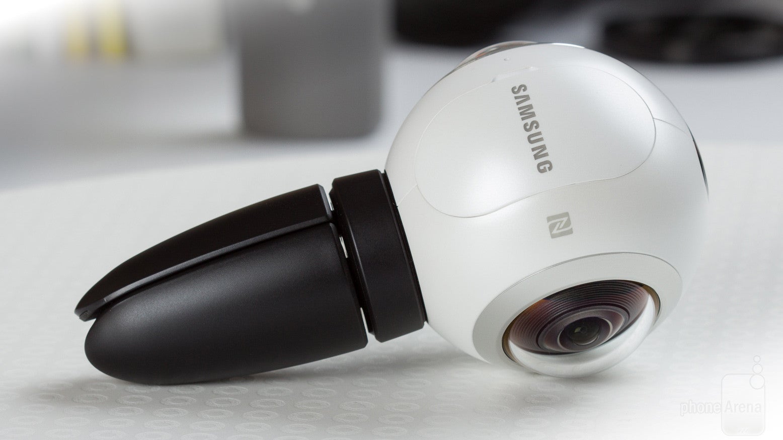 MobileFun offers tons of Black Friday discounts, including a Samsung Gear 360 for just $86!