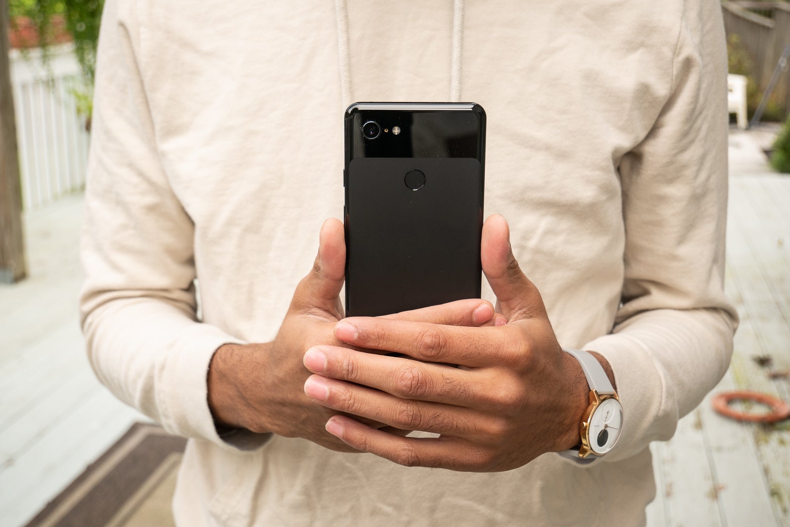 The frosted finish of the Google Pixel is silky smooth to the touch and does not attract fingerprint smudges - What were the top features of 2018 smartphones?