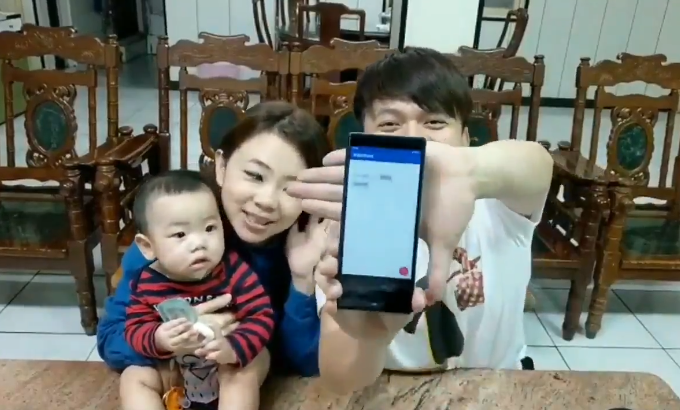 The baby seems impressed, that's a good sign for Sony! - The tall-screened Xperia XA3 appears in the flesh in a hands-on video