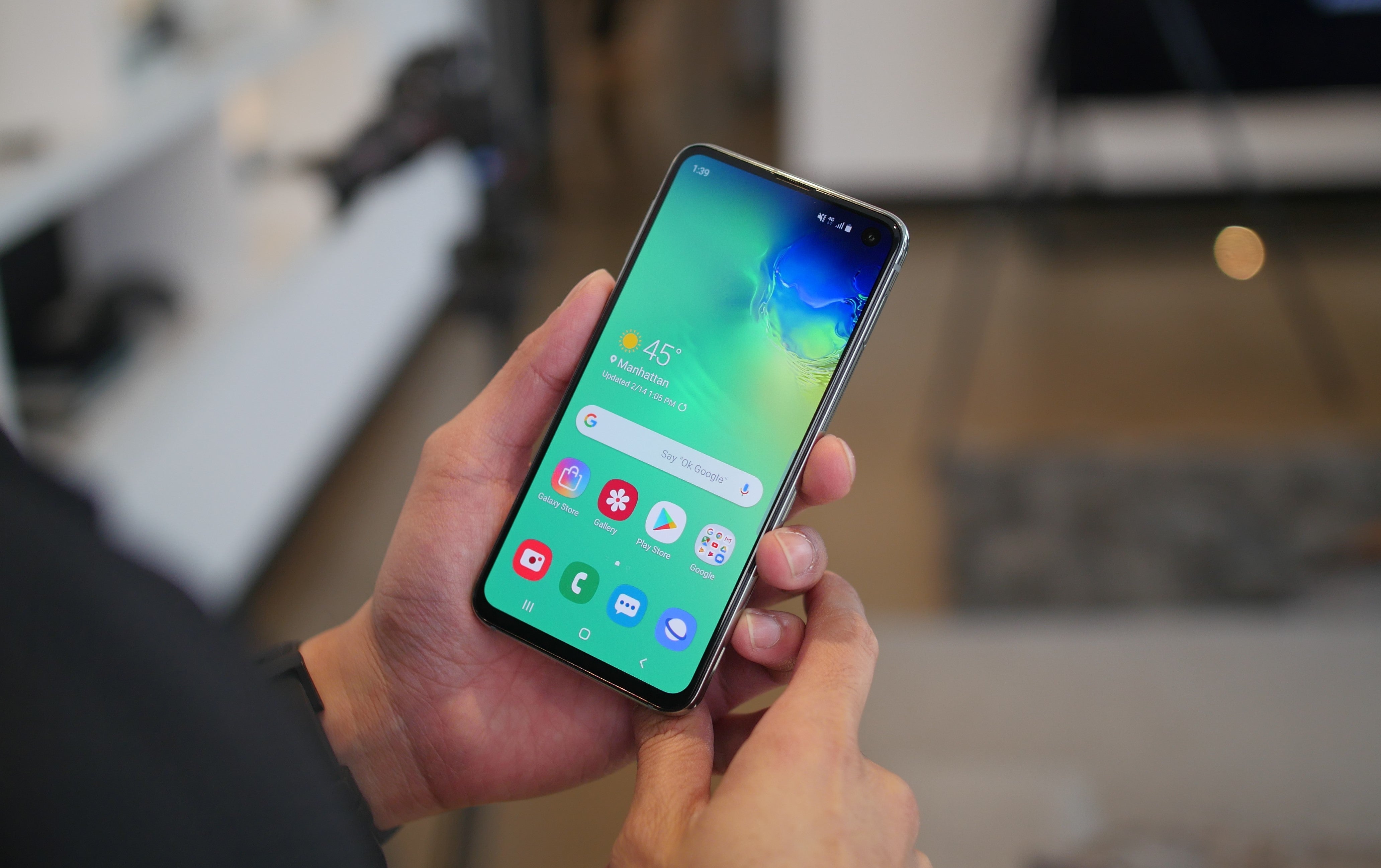 The wallpaper is cleverly hiding the display hole - The new Samsung Galaxy S10, S10+, S10e, S10 5G smartphones are official, here's everything you need to know!