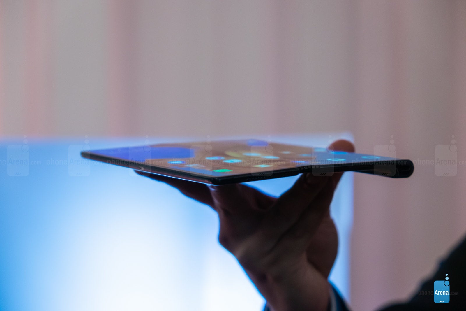 Huawei announces the foldable Mate X: it folds outwards!