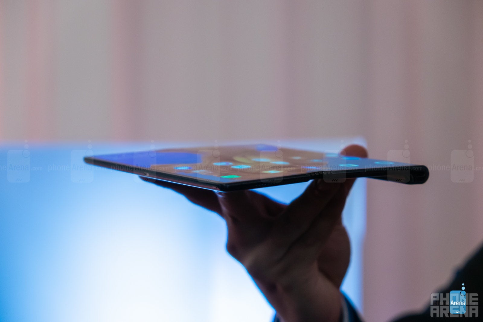 Huawei announces the foldable Mate X: it folds outwards!