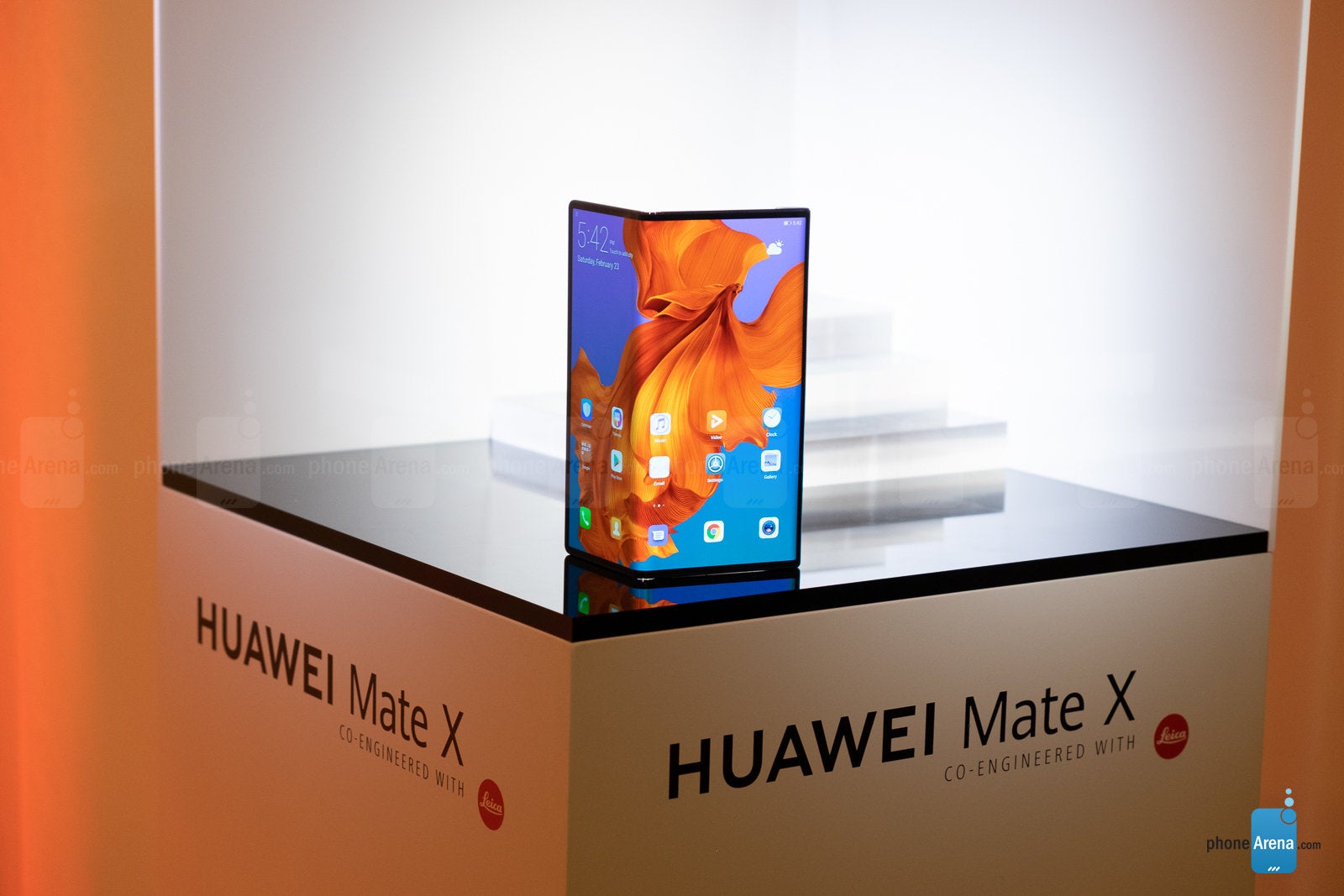 Huawei announces the foldable Mate X: it folds outwards!