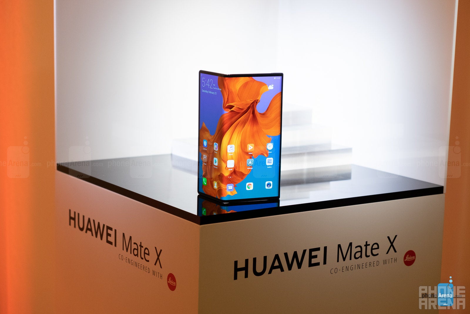 Huawei announces the foldable Mate X: it folds outwards!