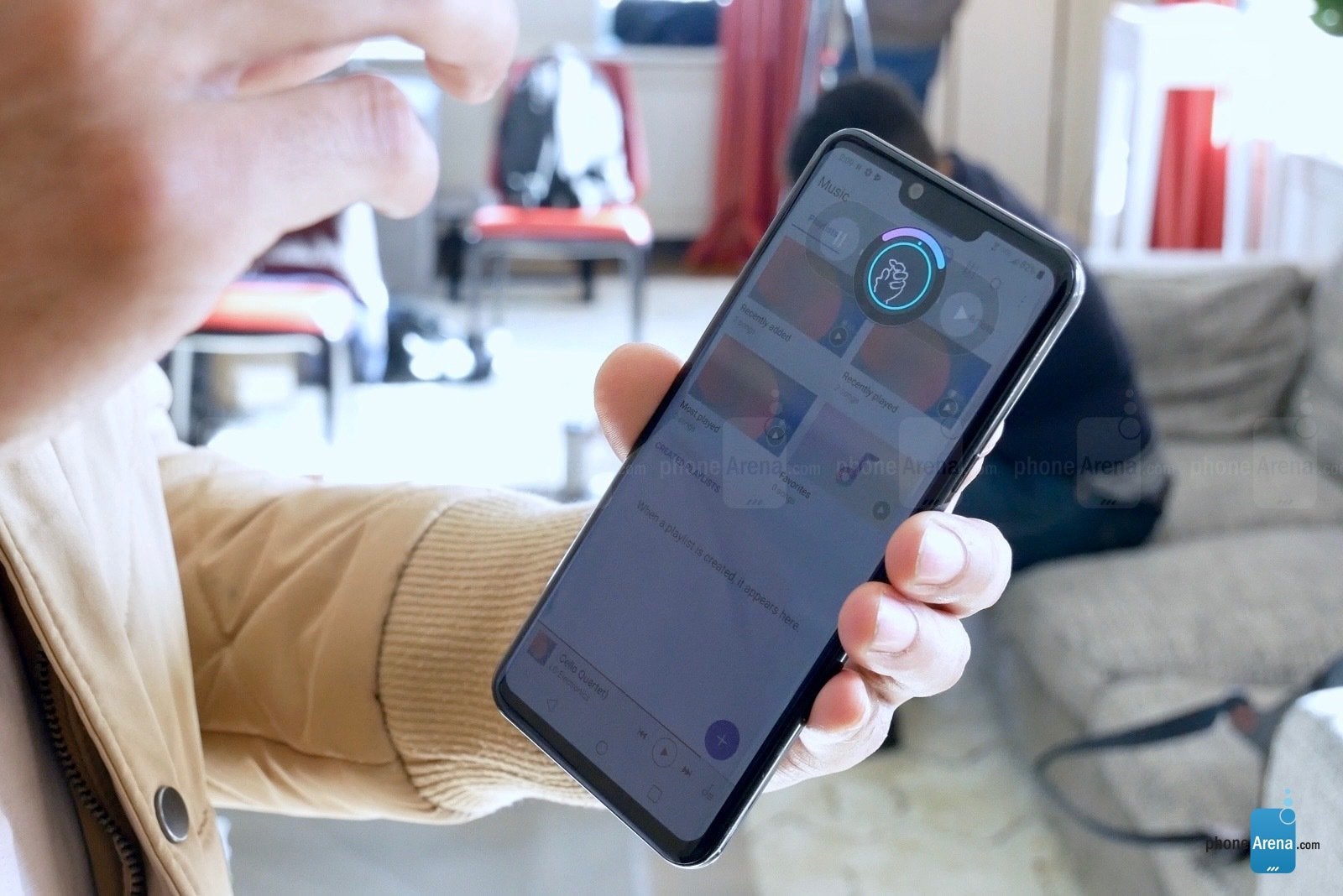 Palm gesture control on the G8 ThinQ - LG G8 and LG V50 versus the iPhone XS Max: first look!