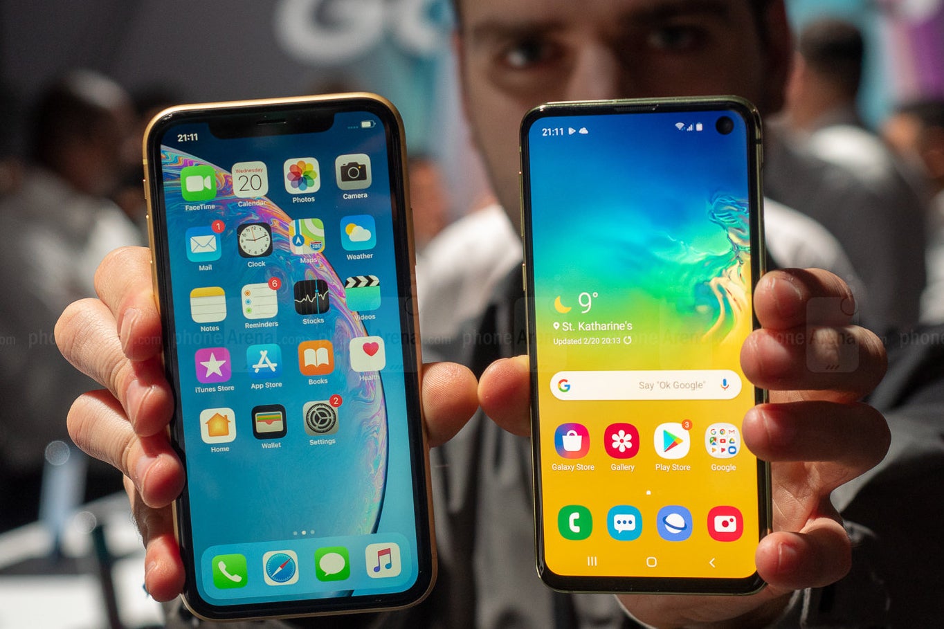Apple iPhone XR vs Samsung Galaxy S10 - Deal: Samsung Galaxy S10e, iPhone XR, and other phones are 50% off at US Cellular (no trade in required)