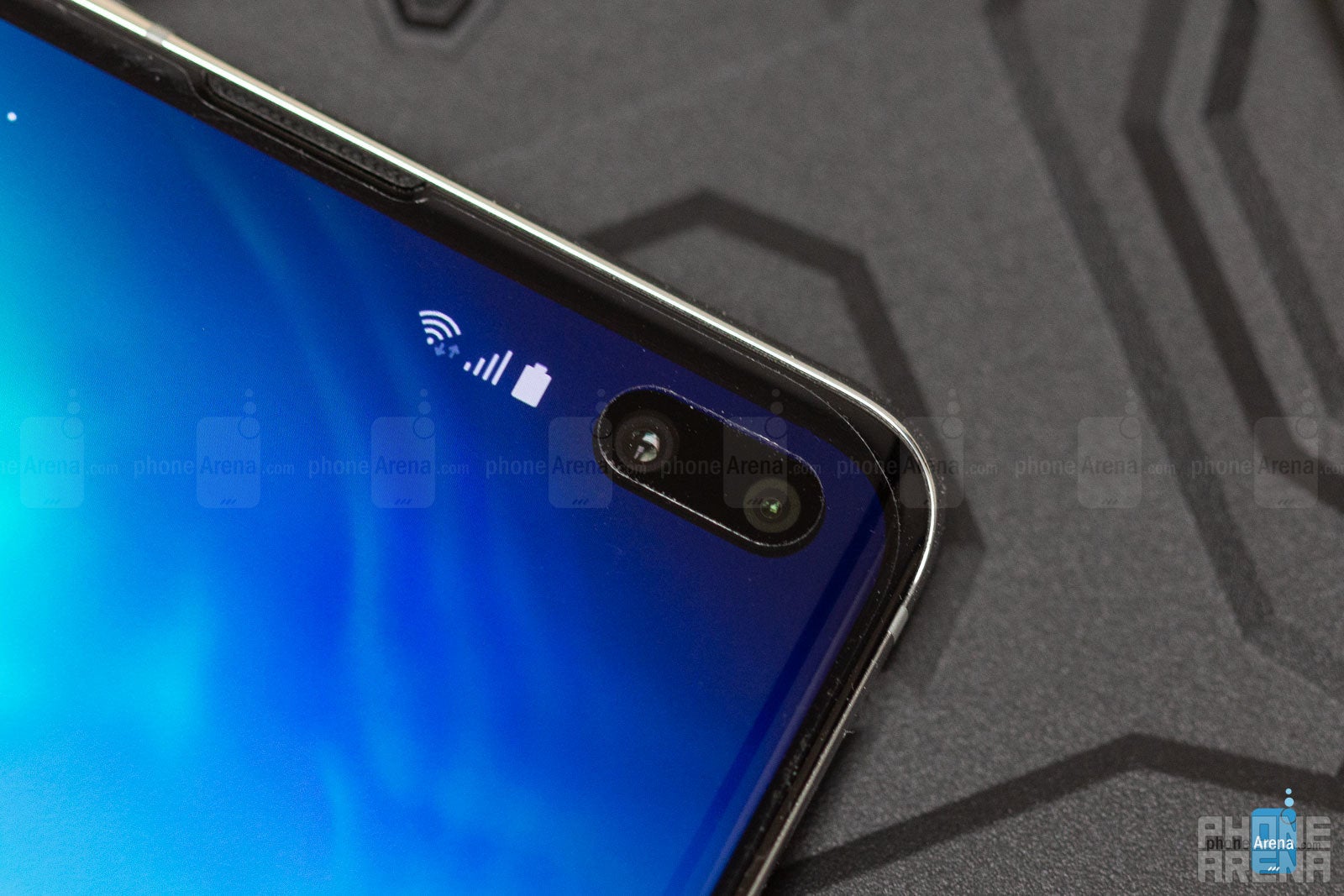 The S10 and S10+ already come with Samsung&#039;s official screen protector out of the box - Samsung: the best Galaxy S10 screen protector comes pre-installed, don&#039;t mess it up