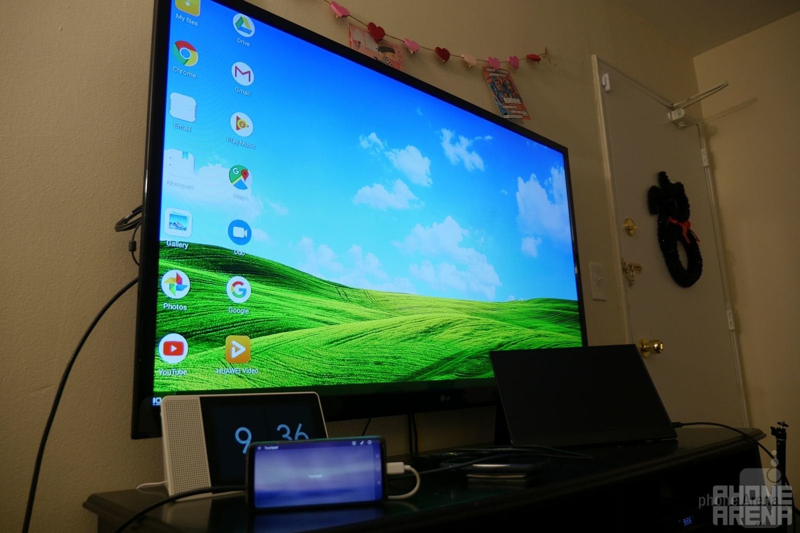 Some smartphones even feature their very own custom desktop experiences, such as the case for some Huawei and Samsung smartphones. Shown here is the Huawei Mate 20 Pro and its EMUI 9.0 Desktop Mode. - How to quickly turn your smartphone into a desktop PC