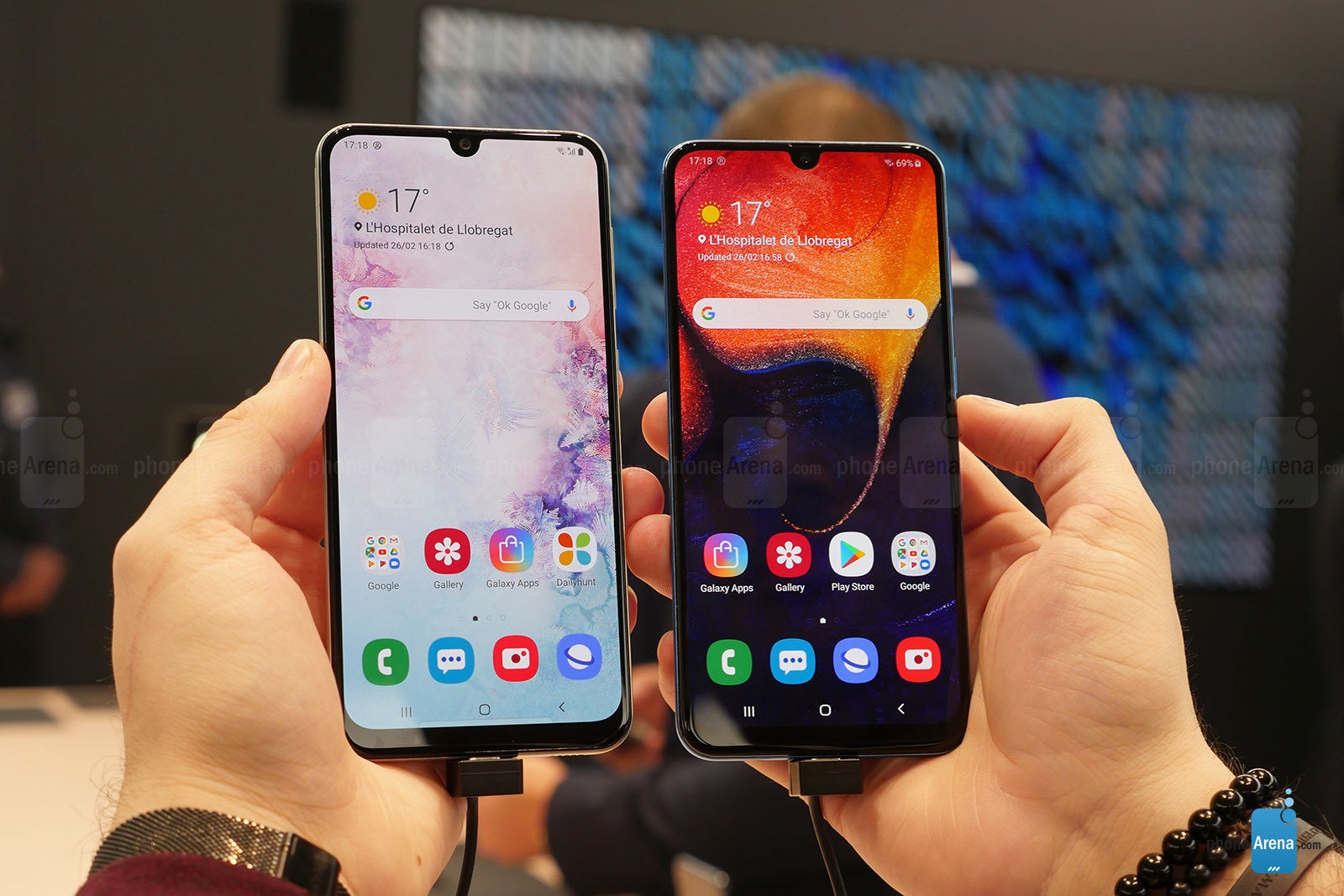 Samsung Galaxy A30&nbsp;(left) and A50 (right) - Not pricey, yet elegant: Samsung Galaxy A30 is now (unofficially) sold in the US, 1-year warranty included