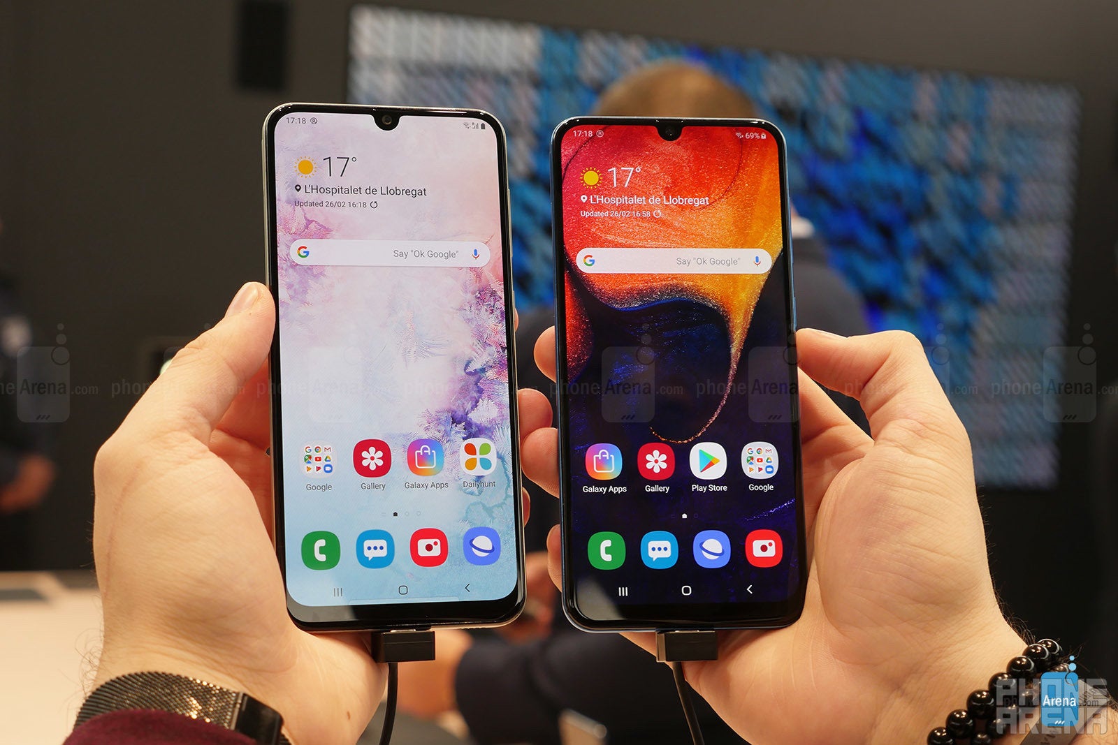 Samsung Galaxy A30&amp;nbsp;(left) and A50 (right) - Not pricey, yet elegant: Samsung Galaxy A30 is now (unofficially) sold in the US, 1-year warranty included
