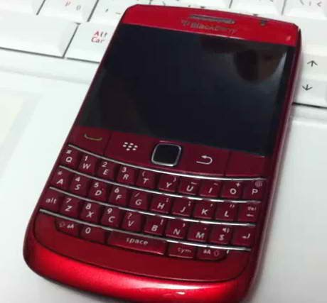 BlackBerry Bold 9780 just might also be painting the town red