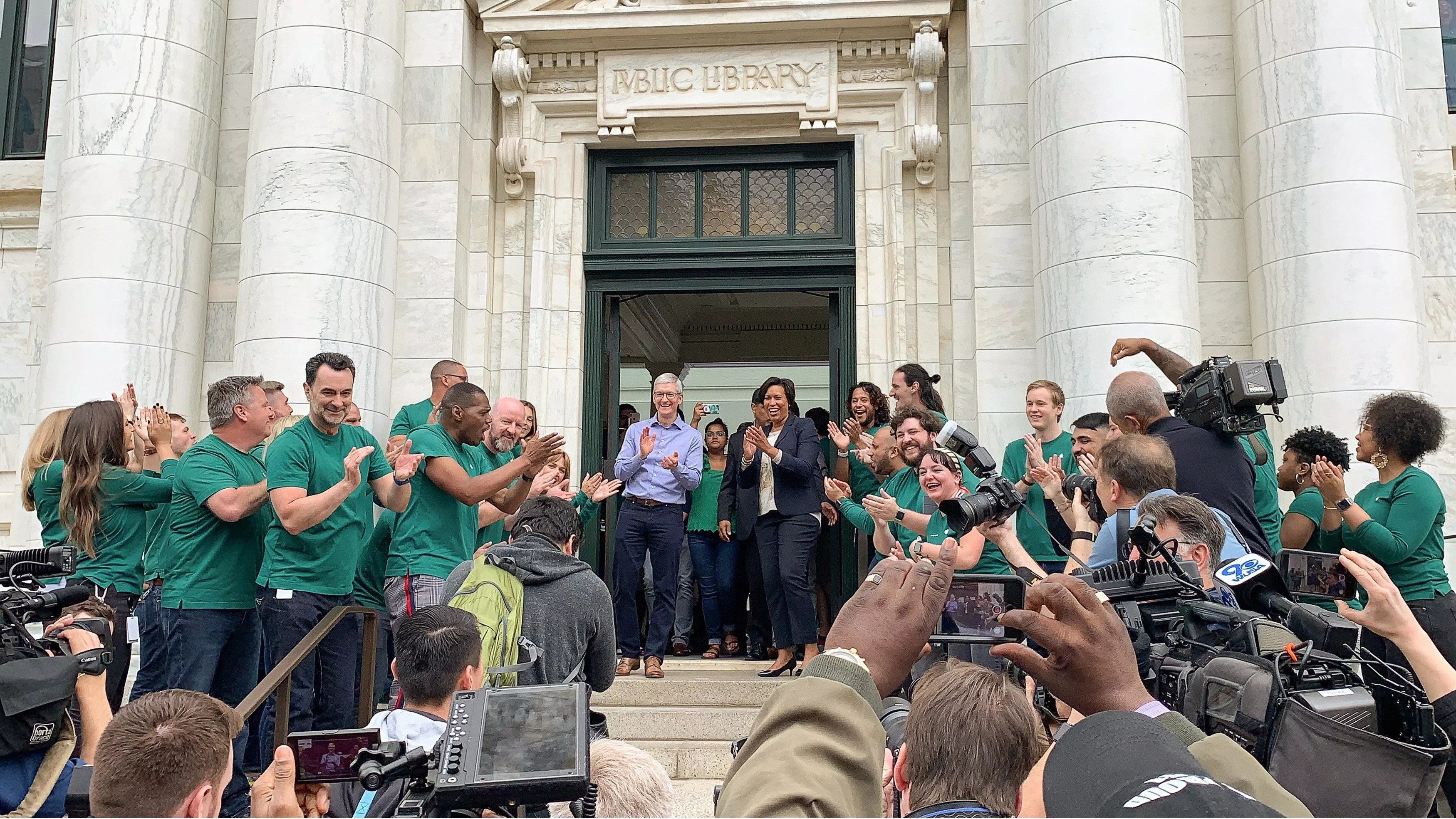 Apple opened its 505th store over the weekend, in&amp;nbsp;the Carnegie Library in Washington D.C. - Customer service in Apple Stores needs a boost after the Burberry period (results)