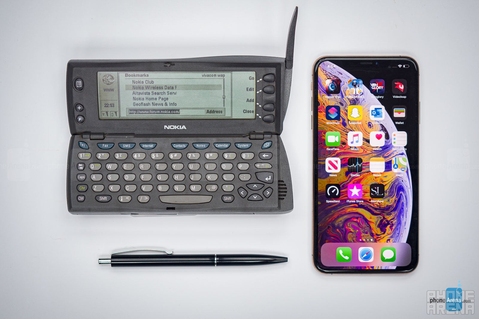 A Nokia 9110i Communicator next to an iPhone XS Max - 21 years ago, this was the smartphone of the future – and I just bought one