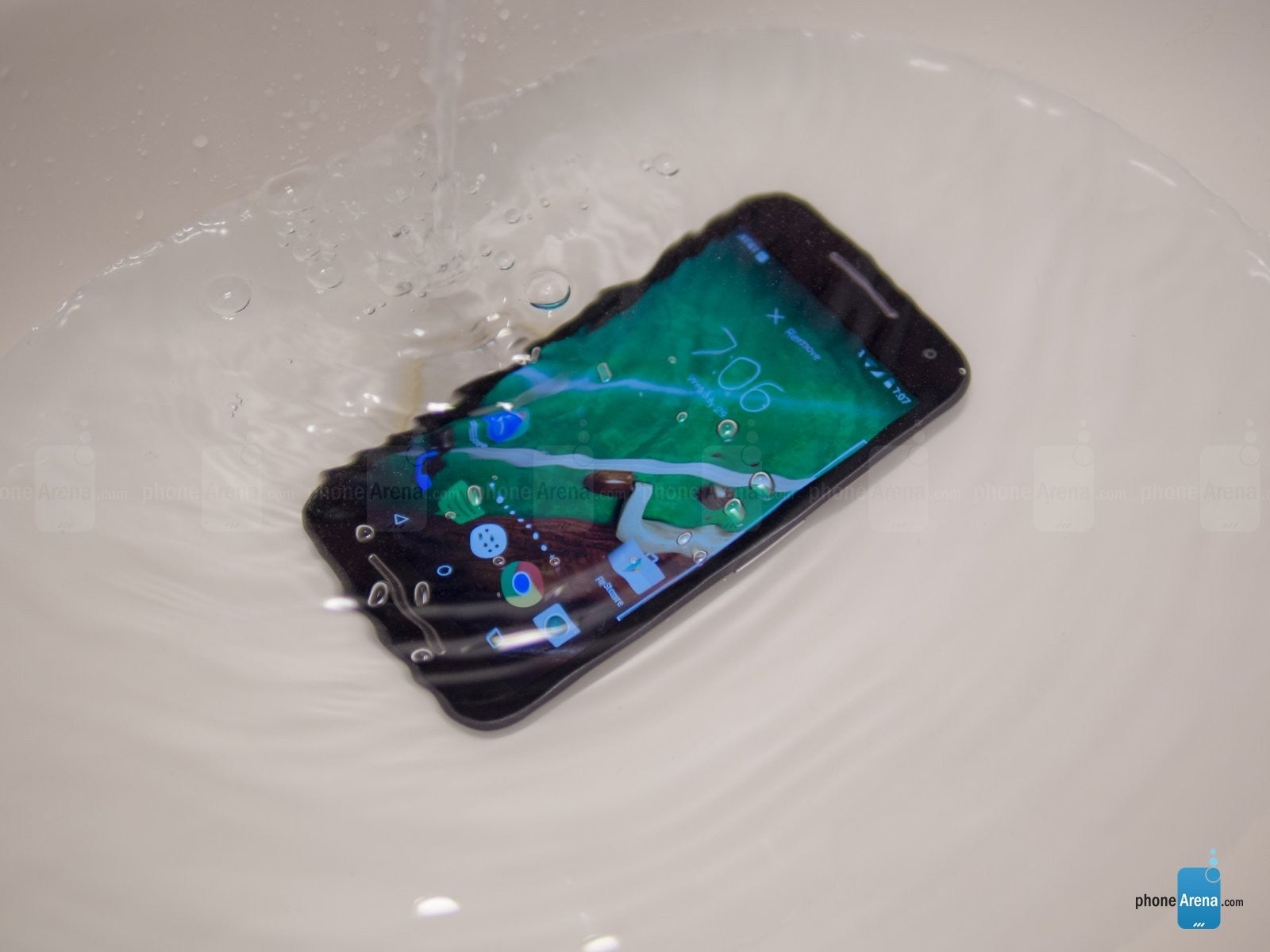 Moto G 2015 safely taking a bath - Moto G evolution: excellent averageness through the years
