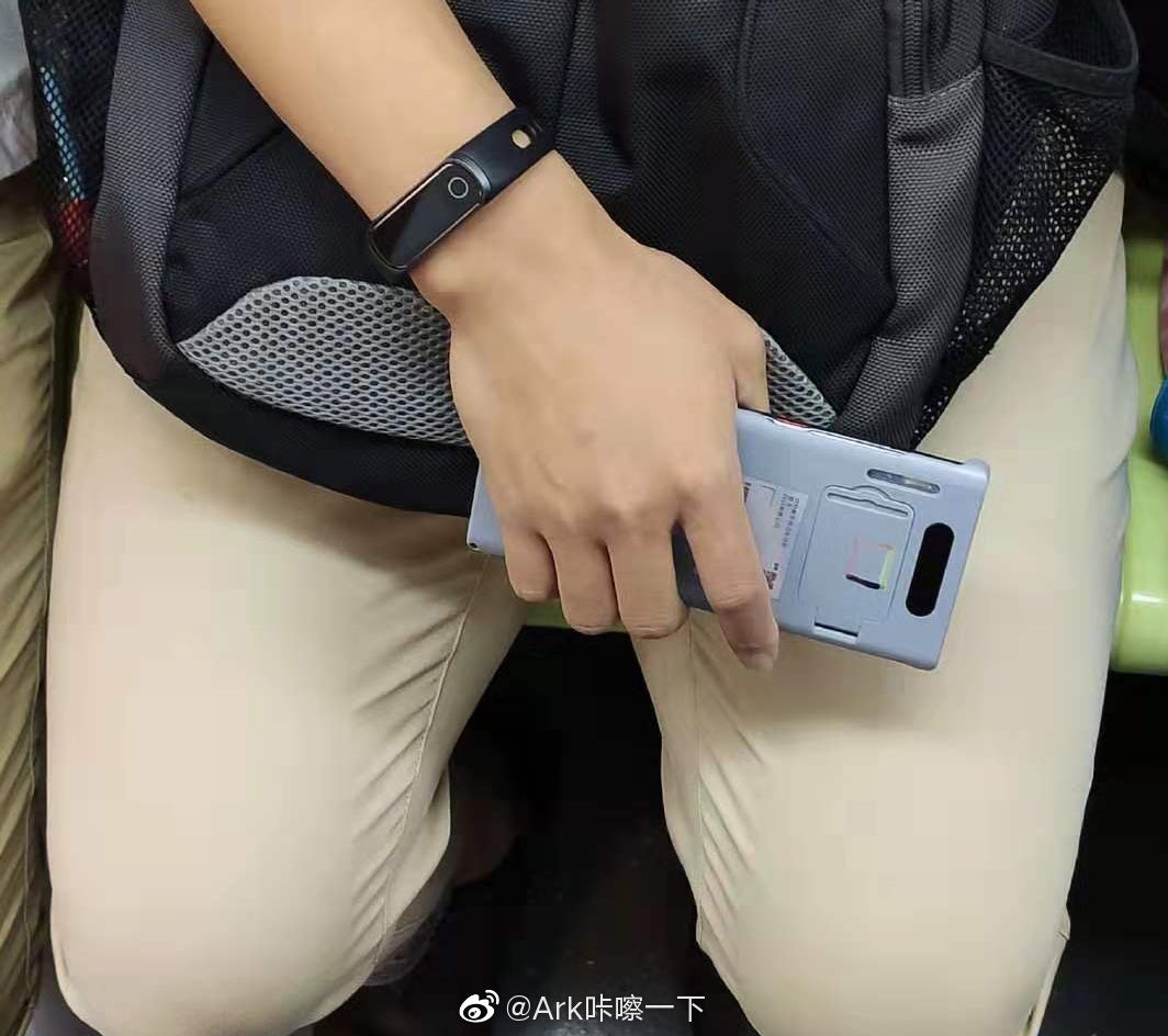 The circular camera module on the Mate 30 Pro is hidden by the case - Huawei Mate 30 Pro spotted in public sporting a waterfall display
