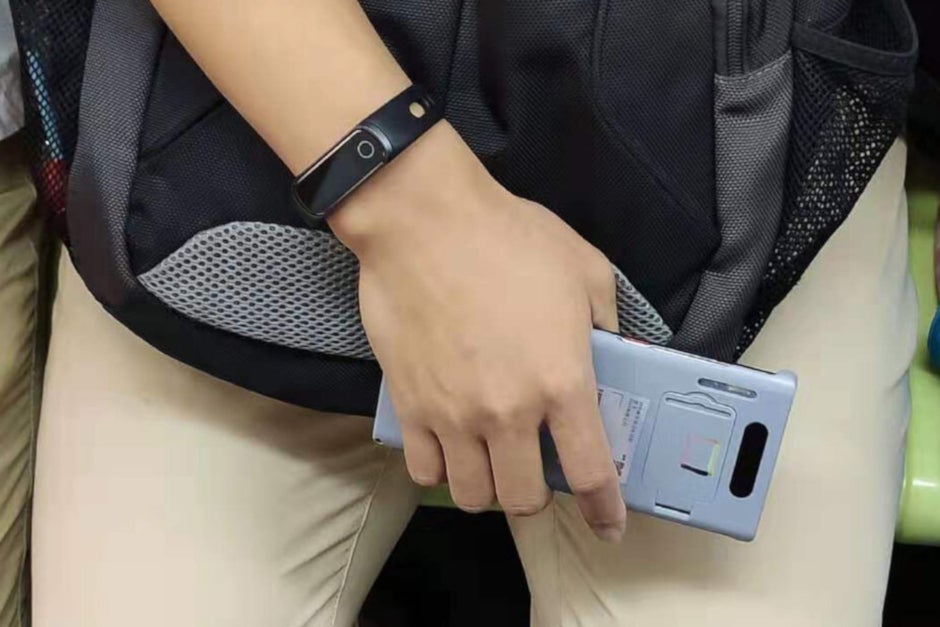The circular camera module on the back of the Huawei Mate 30 Pro was disguised by a special case during a recent outing - Huawei Mate 30 and Mate 30 Pro to be unveiled on September 19th