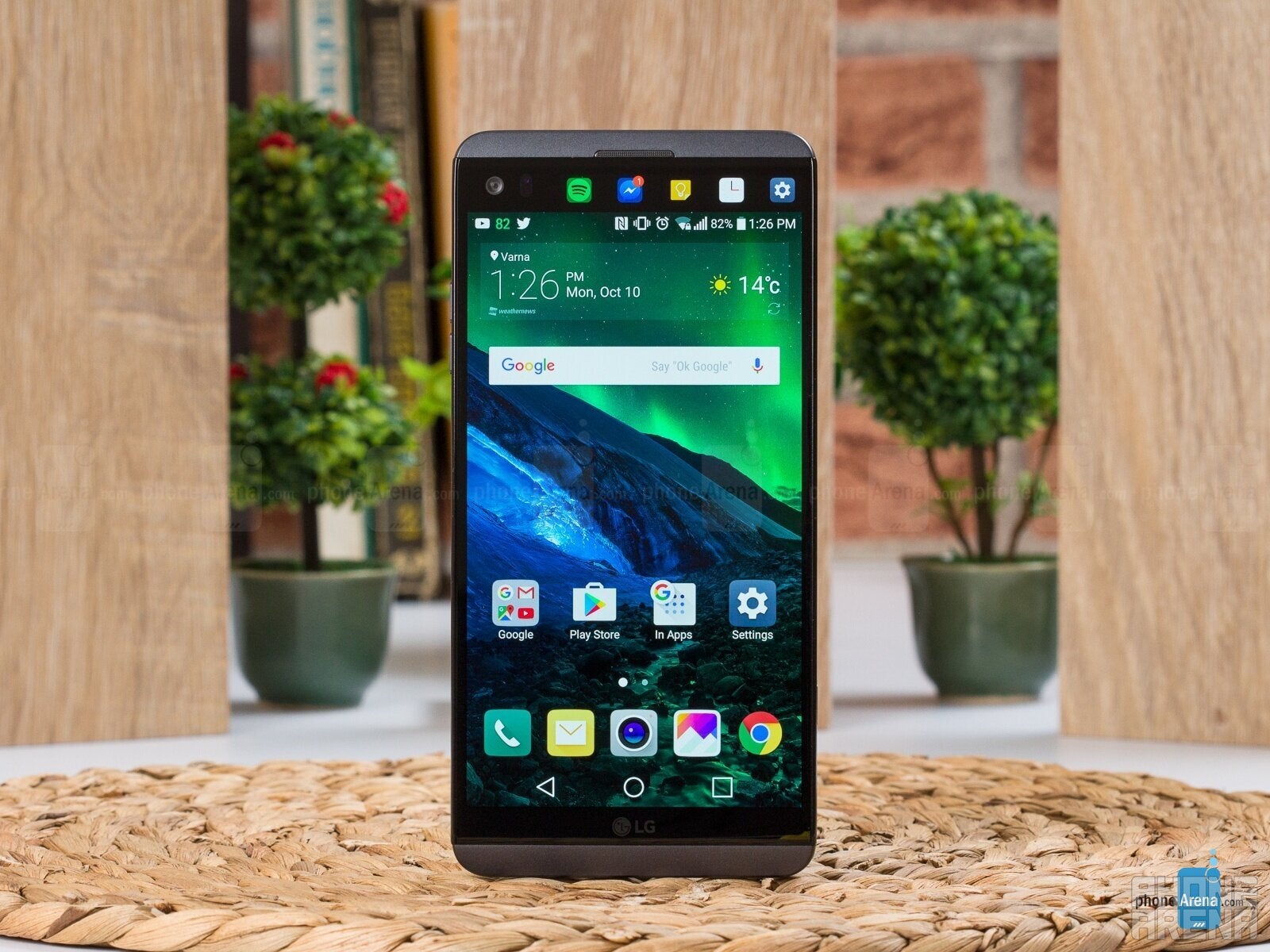 Yes, that's a small screen on top of the big one of the good old LG V20 - I'm excited about LG's next flagship and I don't really know why