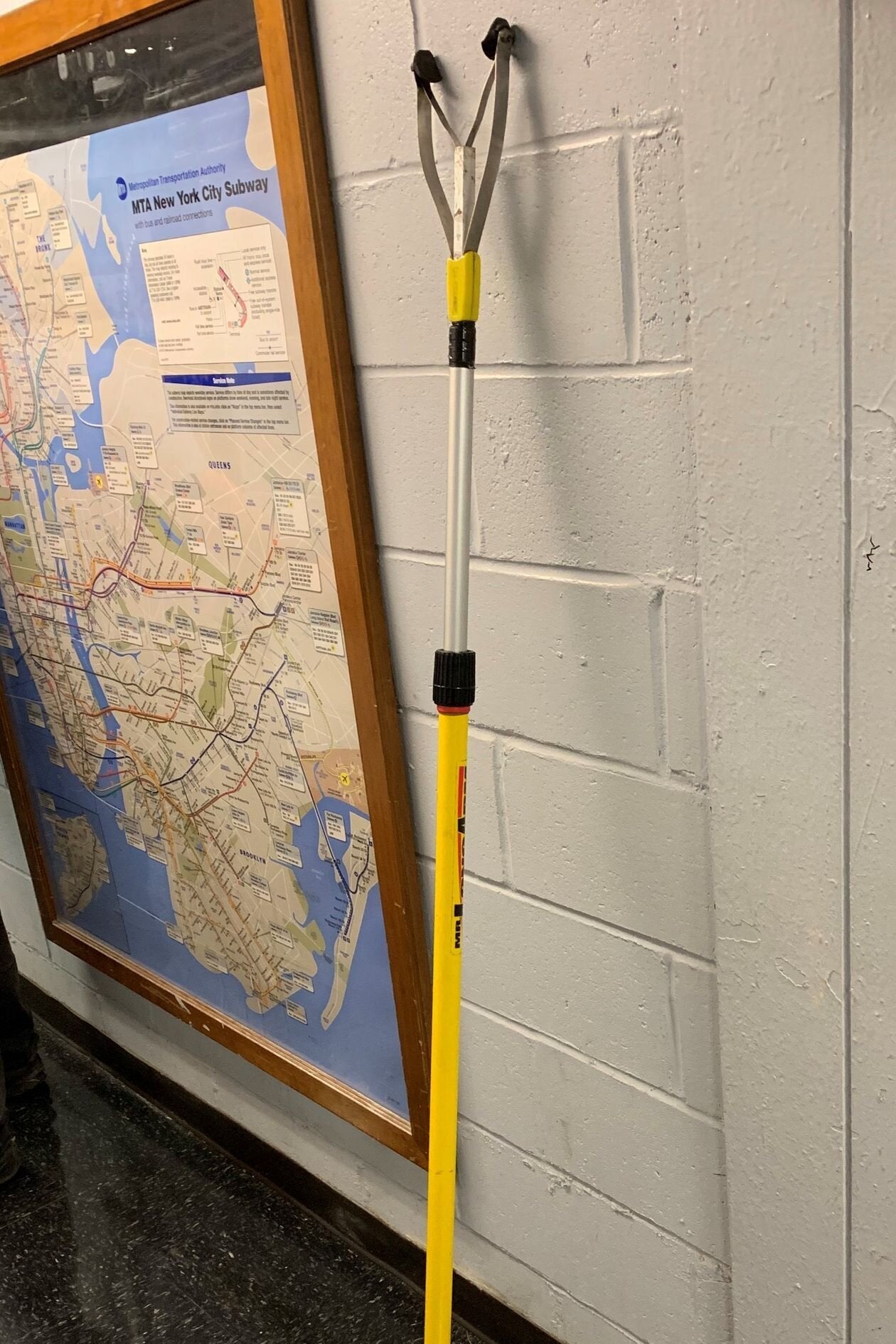 The professional tool used by the NYC MTA to rescue lost AirPods - Lost AirPods are becoming a problem in New York City
