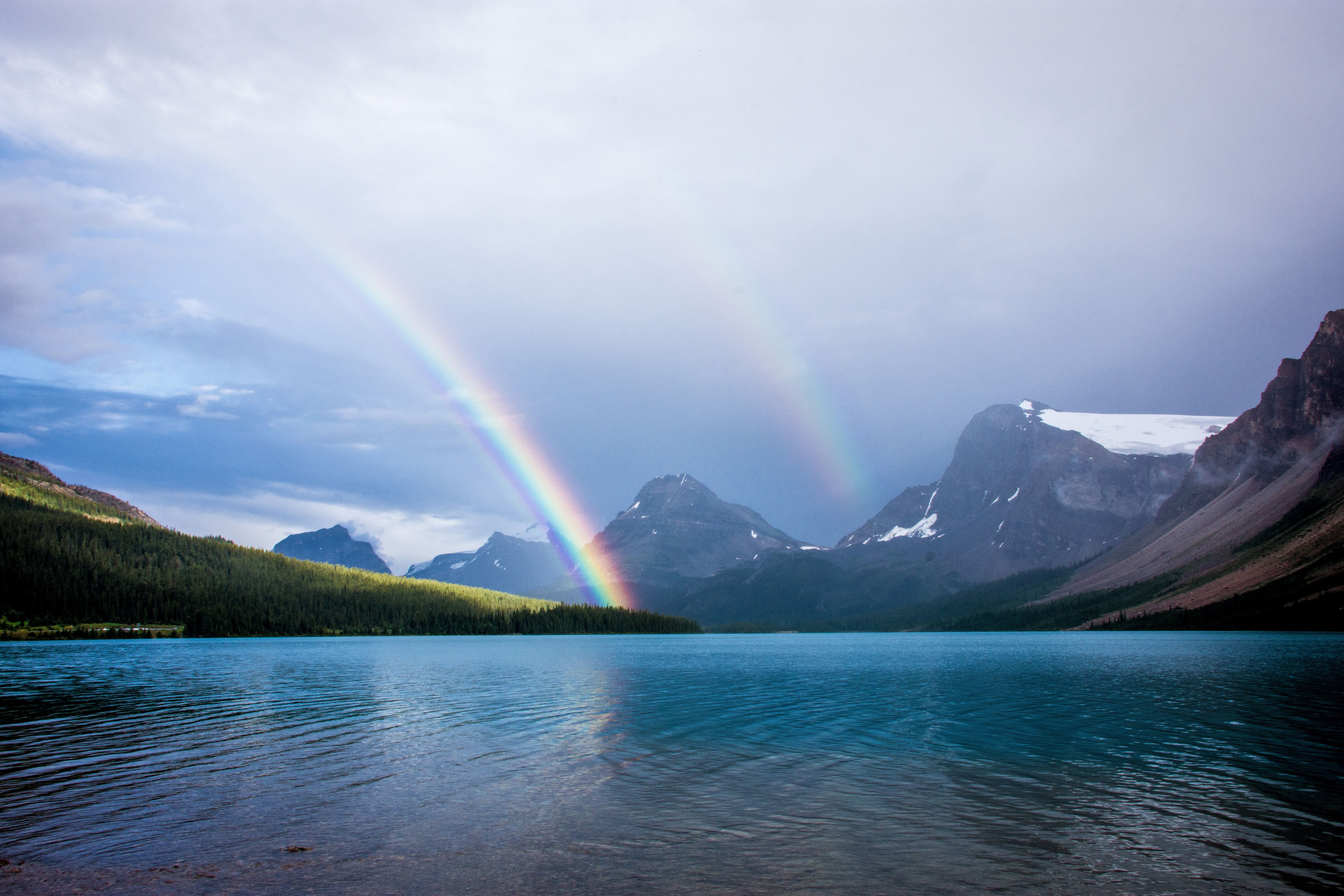 A beautiful double rainbow over a lake - How did Samsung make the Aura Glow color of the Galaxy Note 10?