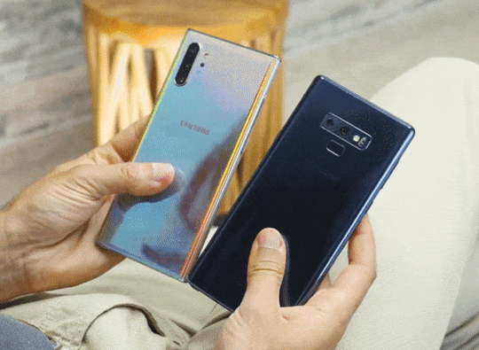 The Aura Glow Galaxy Note 10+ next to the Galaxy Note 9 - How did Samsung make the Aura Glow color of the Galaxy Note 10?