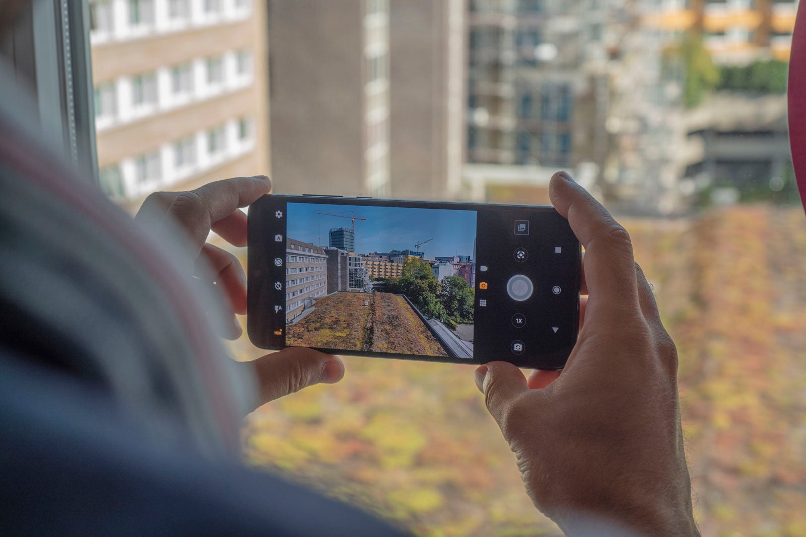 Motorola One Zoom has four cameras, huge battery and a freaking glowing logo (hands-on)