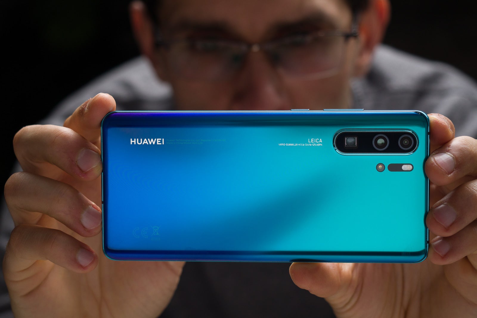 Samsung and Huawei's sales soared last quarter as Apple fell further behind