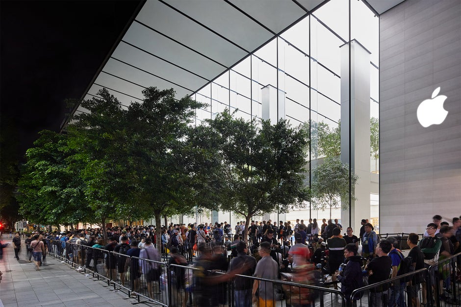 Fãs Apple esperando na fila para comprar o último iPhone - Por que as pessoas odeiam a Apple?