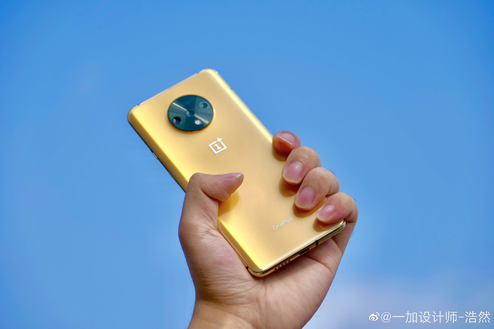 Take a look at this prototype OnePlus 7T in gold