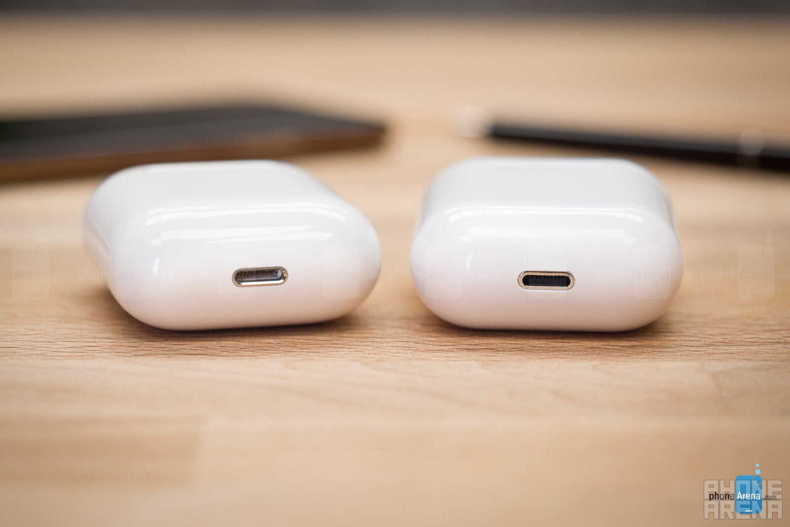 Real AirPods on the left, i14 on the right - We tried a pair of fake AirPods so you don&#039;t have to