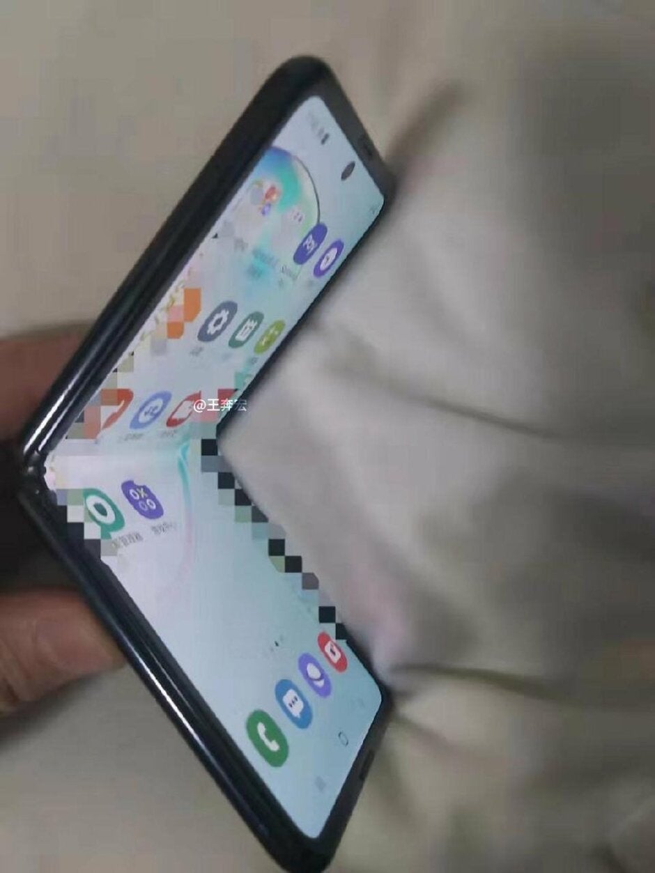 The Samsung Galaxy Fold 2 opens and closes around the horizontal axis - Samsung will employ real glass on the Galaxy Fold 2 display