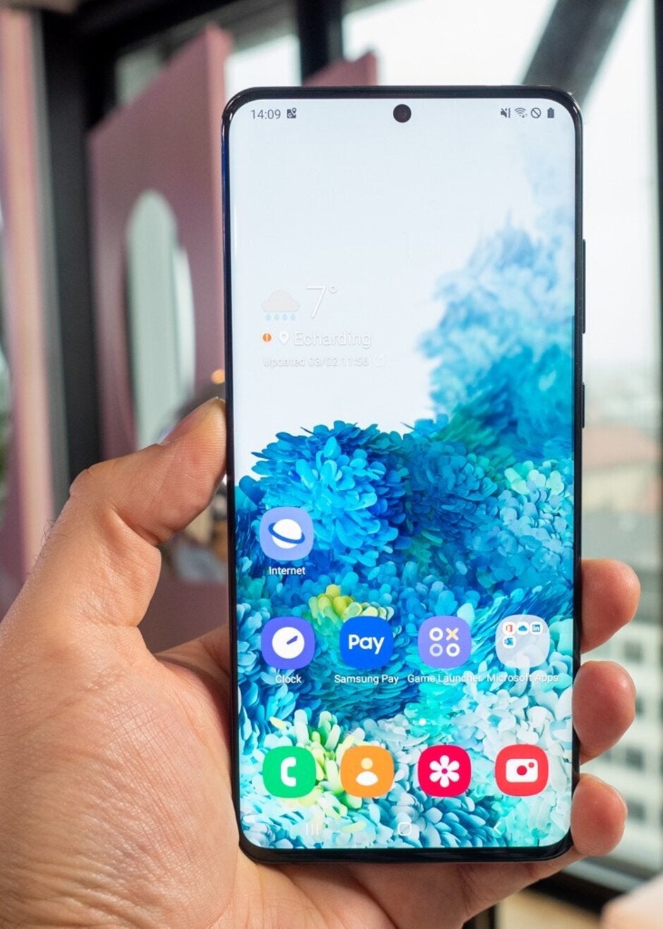 Samsung Galaxy S20 Ultra 5G vs Apple iPhone 11 Pro Max: specs and size comparison