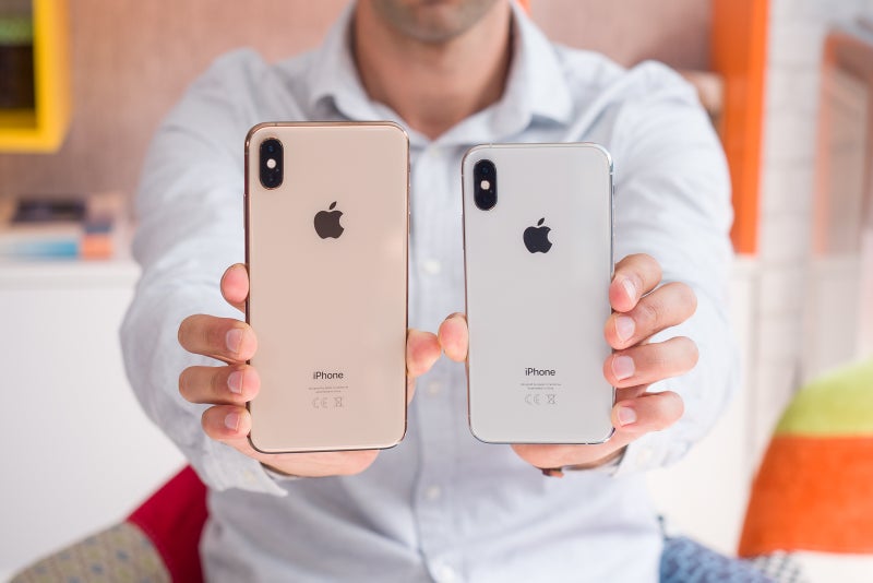 iPhone XS Max (left), iPhone XS (right)