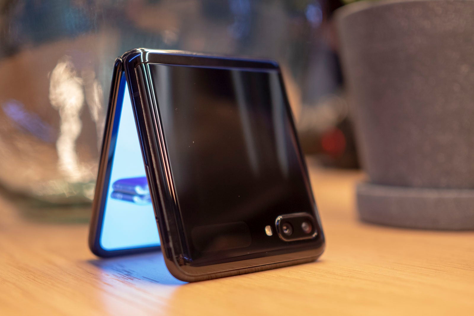 No telephoto camera, no Space Zoom, no new sensors - Sorry, but Samsung&#039;s Galaxy Z Flip doesn&#039;t make any sense in our modern smartphone world