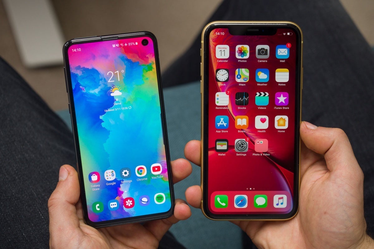 Galaxy S10e (left), iPhone XR (right) - Samsung is becoming more and more like Apple, and that's... perfectly okay