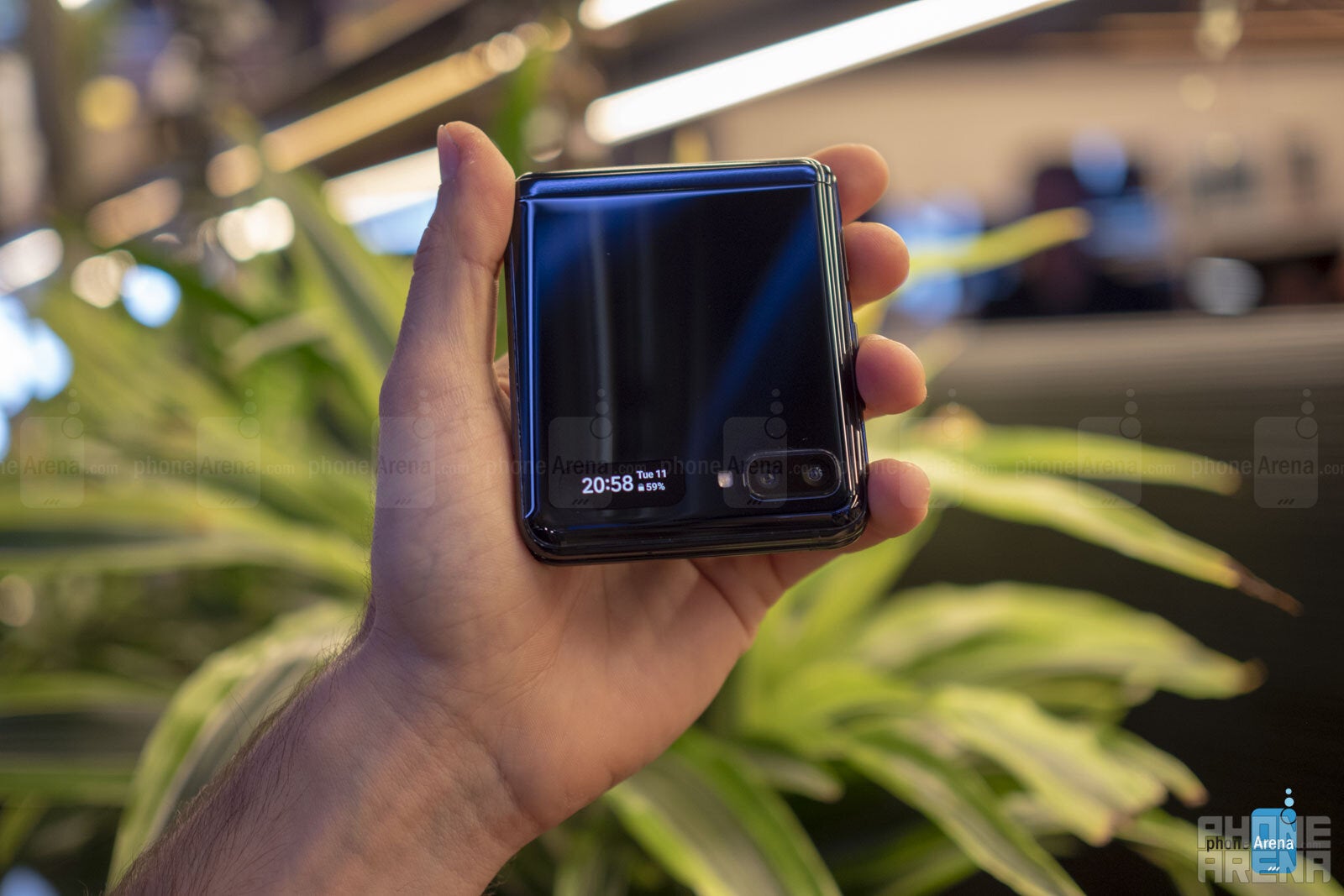 How to quickly take a selfie with the Samsung Galaxy Z Flip