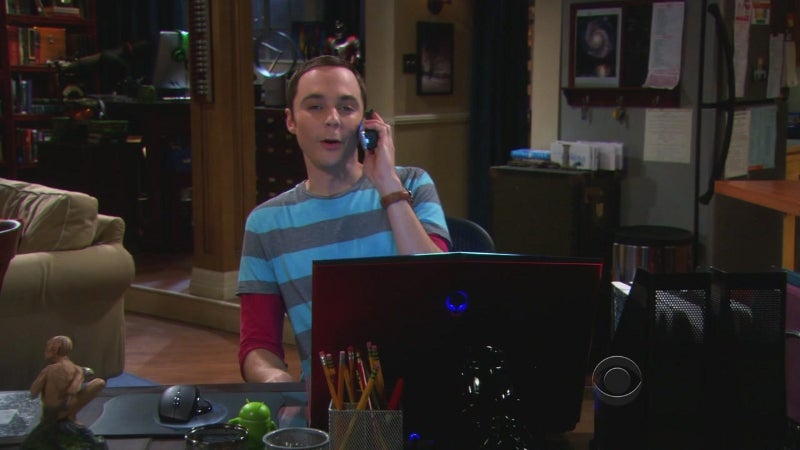 Android robot appears on Sheldon's desk in "The Big Bang Theory"