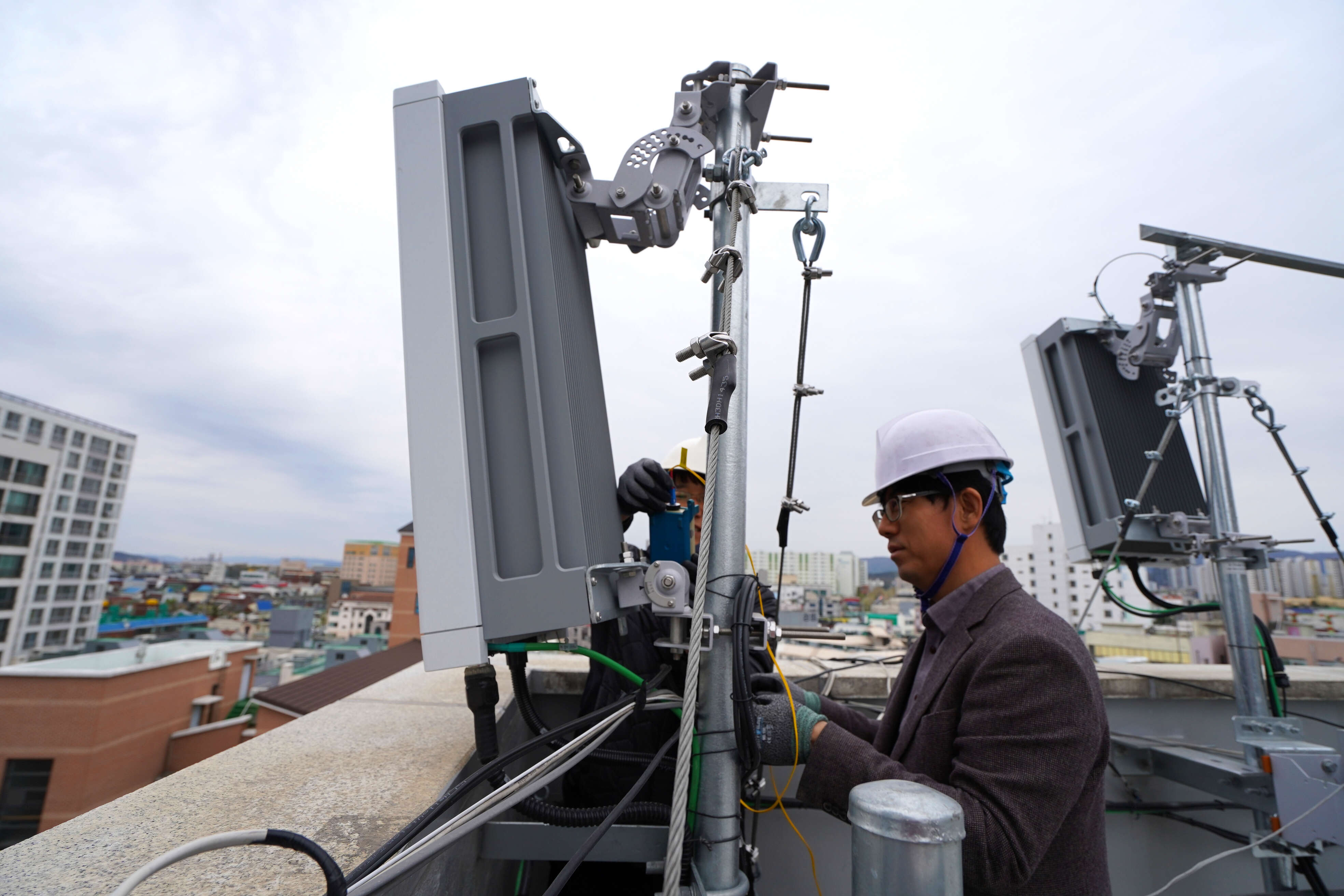 Ericsson engineers installing 5G radios in South Korea - Ericsson shows leadership in the 5G networking equipment market