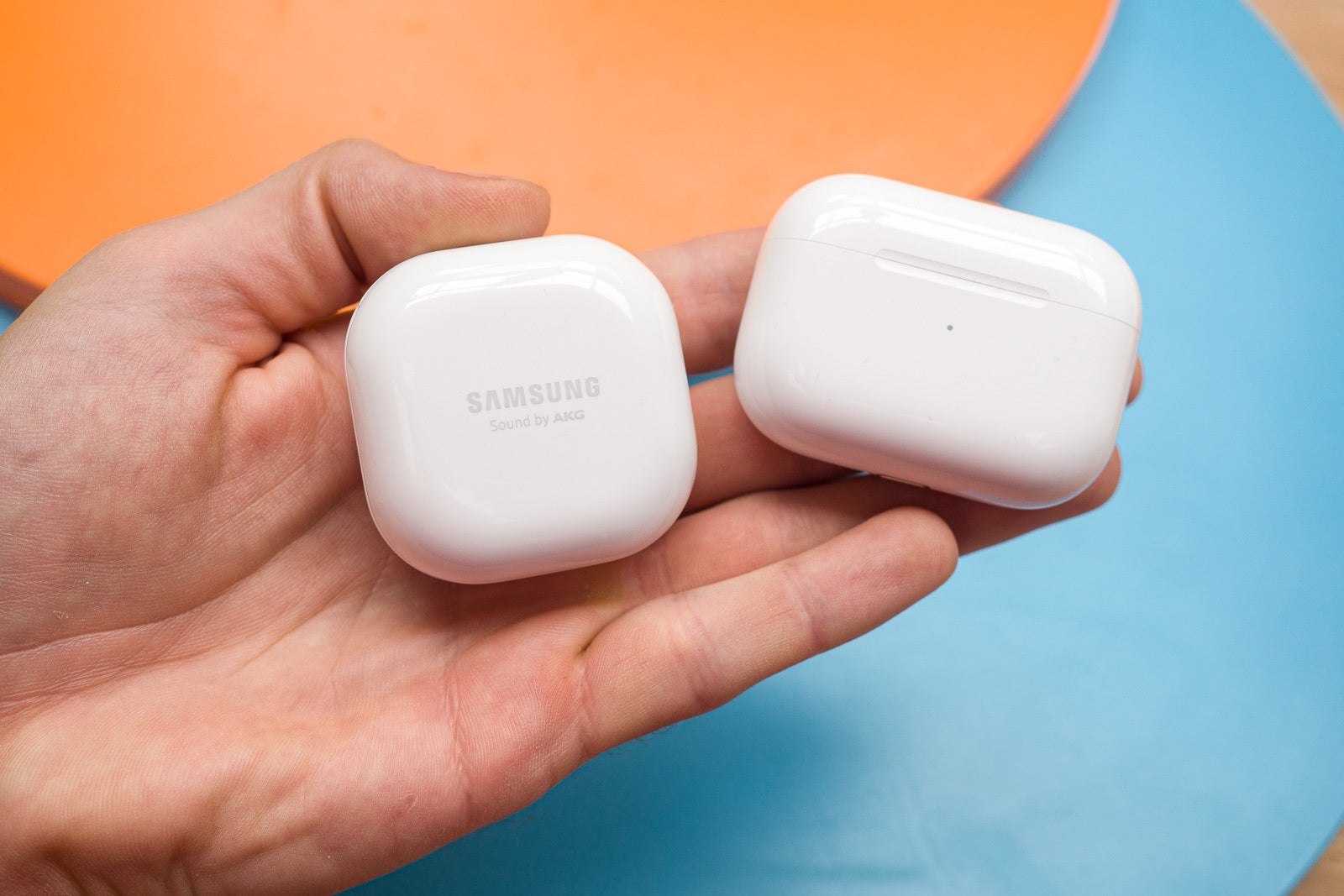 Comparatif et différences : écouteurs sans fil Samsung Galaxy Buds Live vs  AirPods Pro