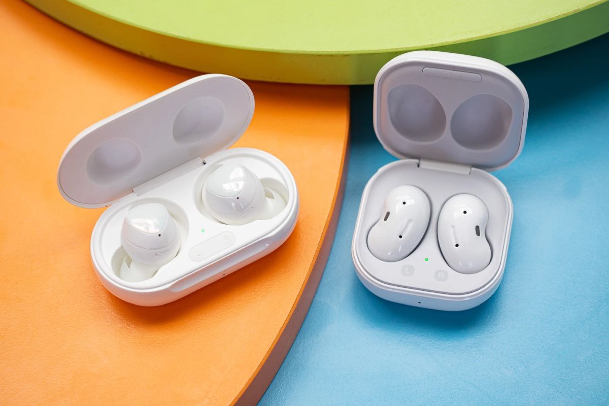Samsung Galaxy Buds+ (left), Galaxy Buds Live (right) - Samsung can be proud of the early Galaxy Watch 3 and Galaxy Buds Live sales results