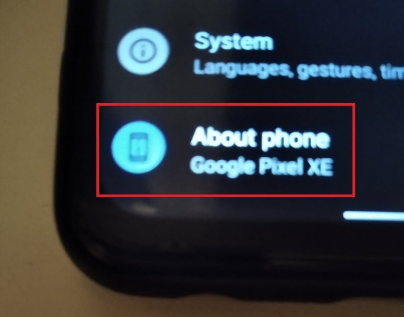 Live photo reveals the possibility of a Google Pixel XE handset - Suspicious Pixel XE surfaces in live images