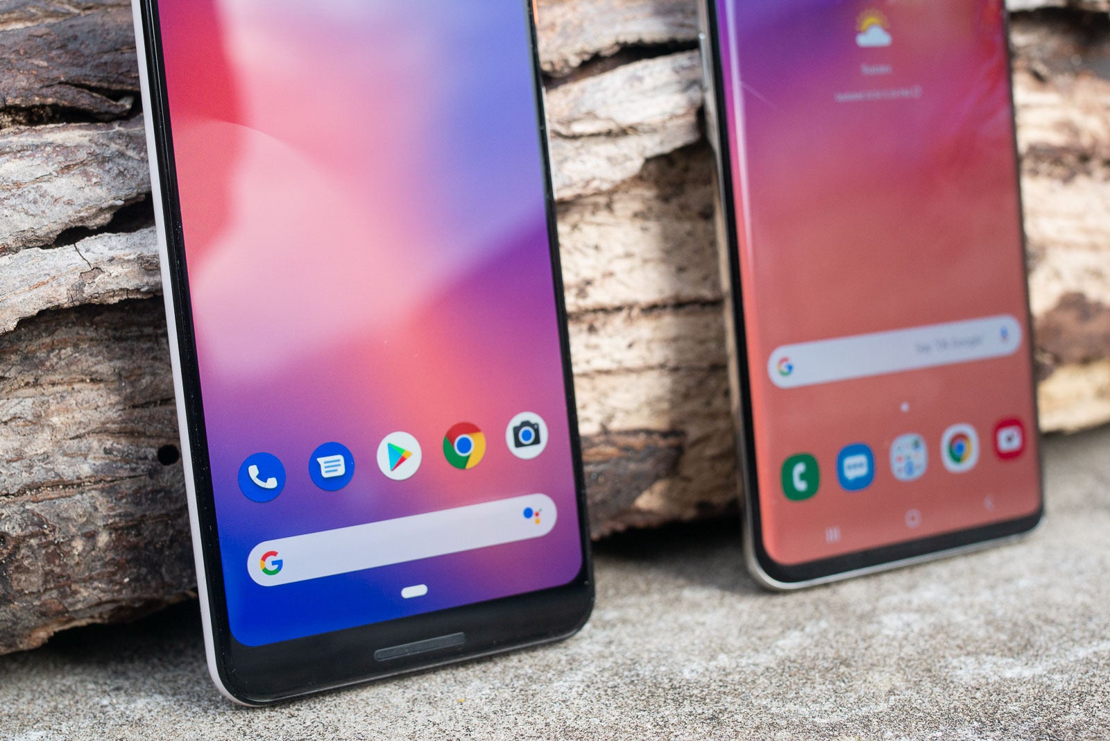 Flat vs curved-edge display, notice the white line along one of the displays - Is the Galaxy S21 the beginning of the end for curved-edge displays?