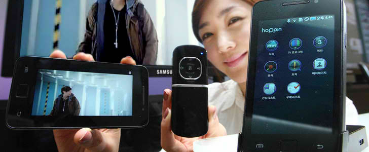 Samsung Galaxy S Hoppin comes bundled with a dock to connect it with a TV. - Samsung Galaxy S Hoppin SHW-M190 is bundled with a dock to connect with a TV