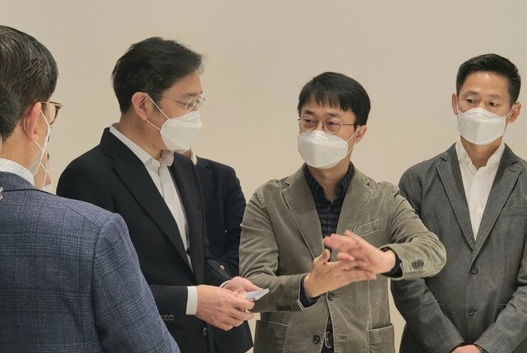 Vice Chairman Lee Jae-yong with the alleged rollable phone prototype talking to Samsung researchers - Could we see а Galaxy Roll or Slide line this year? Samsung Display tips so...