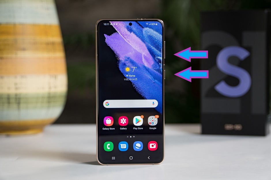 Premi contemporaneamente il volume giù e il pulsante di accensione sul lato destro del tuo Galaxy - Come fare uno screenshot su Samsung Galaxy S21